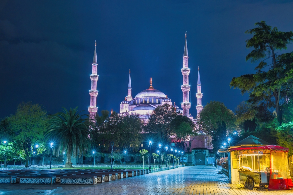 Ez a kép az isztambuli Kék Mecsetet (Sultan Ahmed mecset) ábrázolja éjszakai kivilágításban. 